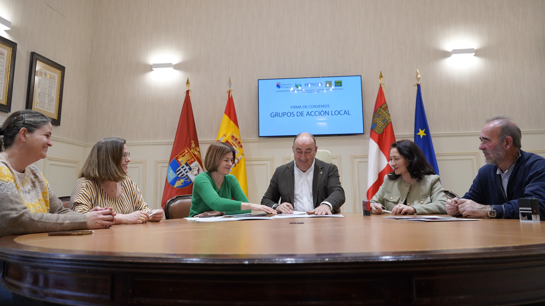 Miguel Ángel de Vicente firma los convenios con los GAL de la provincia