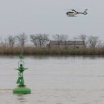 Un helicóptero de la Guardia Civil vigila el río Guadalquivir en la localidad sevillana de Lebrija 