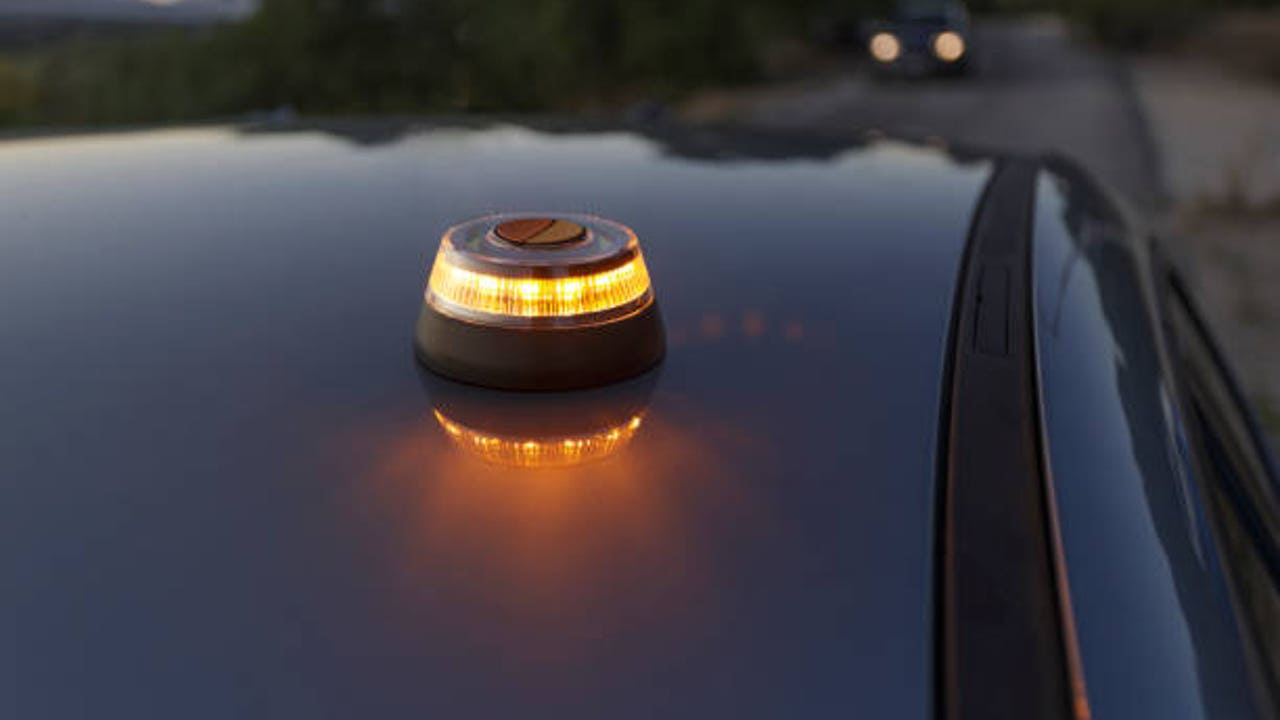 Las luces de emergencia V16 en el coche serán obligatorias a partir de esta fecha