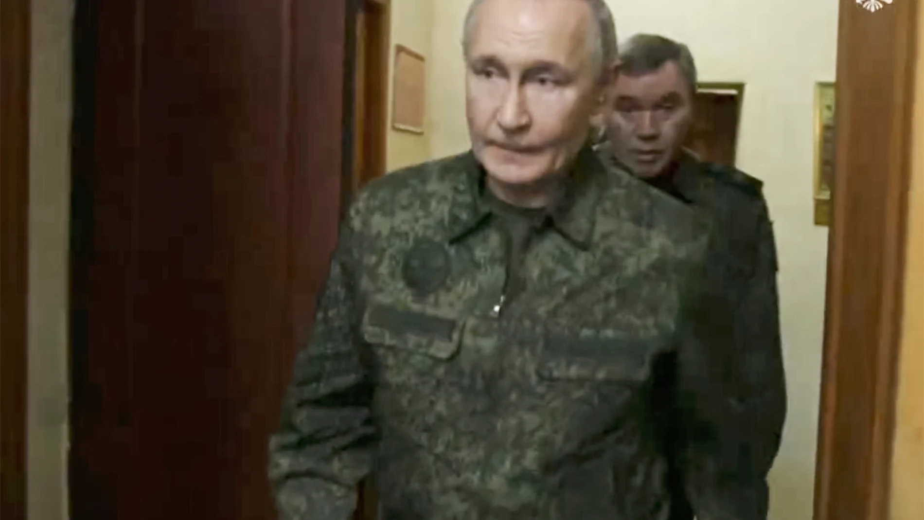 Kursk region (Russian Federation), 12/03/2025.- A still image taken from a handout video provided by the Russian Presidential Press Service shows Russian President Vladimir Putin (front), accompanied by Russian Chief of General Staff Gen. Valery Gerasimov (R), during a visit to military headquarters in the Kursk region, Russia, 12 March 2025. (Rusia, Ucrania) EFE/EPA/RUSSIAN PRESIDENT PRESS SERVICE HANDOUT -- BEST QUALITY AVAILABLE -- MANDATORY CREDIT -- HANDOUT EDITORIAL USE ONLY/NO SALES