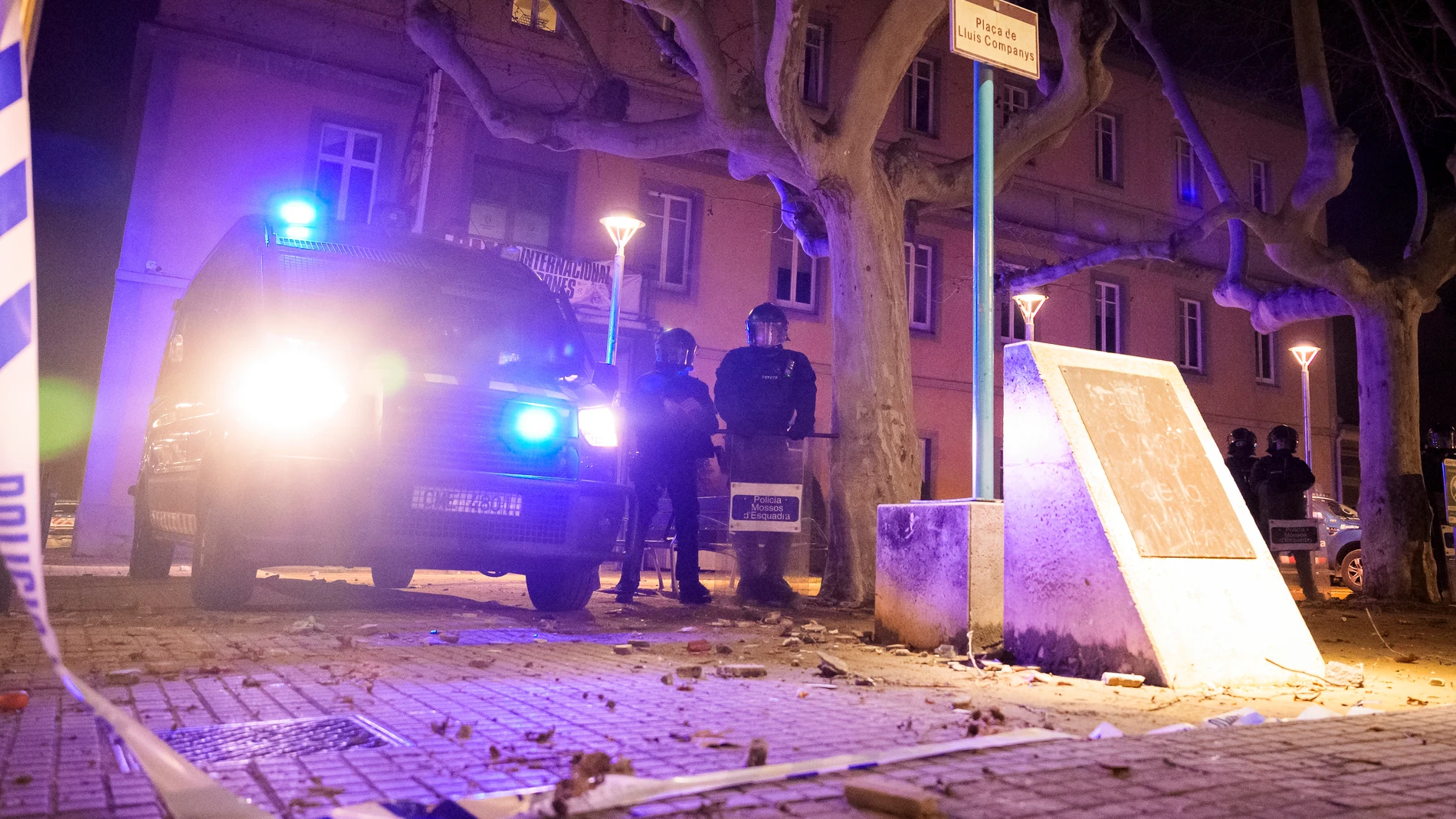 SALT (GIRONA), 12/03/2025.- Más de un centenar de personas han protagonizado este martes una segunda noche de disturbios y ataques a los Mossos d’Esquadra tras el desalojo de un imán que había okupado una vivienda en Salt (Gerona). Tras el intento de asalto de una comisaría de los Mossos en la noche del lunes, hoy martes se han reproducido los lanzamientos de piedras a los policías y la quema de contenedores. EFE/David Borrat.