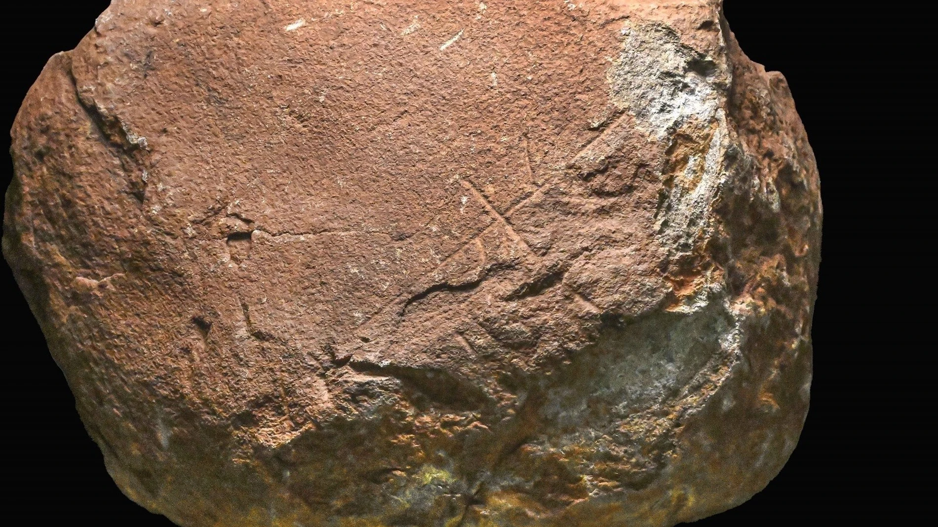 Piedra con grafismos hallada en Marbella