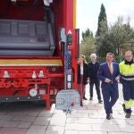 El consejero de la Presidencia, Luis Miguel González Gago, presenta la convocatoria de 2025 de ayudas a las mancomunidades de Castilla y León, con motivo del acto de entrega y puesta en funcionamiento de un nuevo camión de recogida de residuos sólidos urbanos para la mancomunidad de Montes Torozos, en su sede