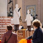 Unas señoras miran a los ninots de la falla SOM en Paiporta en homenaje a las víctimas de la dana