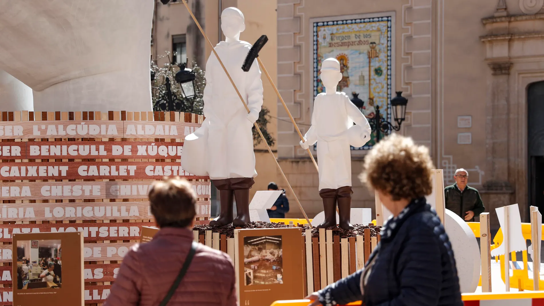 Unas señoras miran a los ninots de la falla SOM en Paiporta en homenaje a las víctimas de la dana