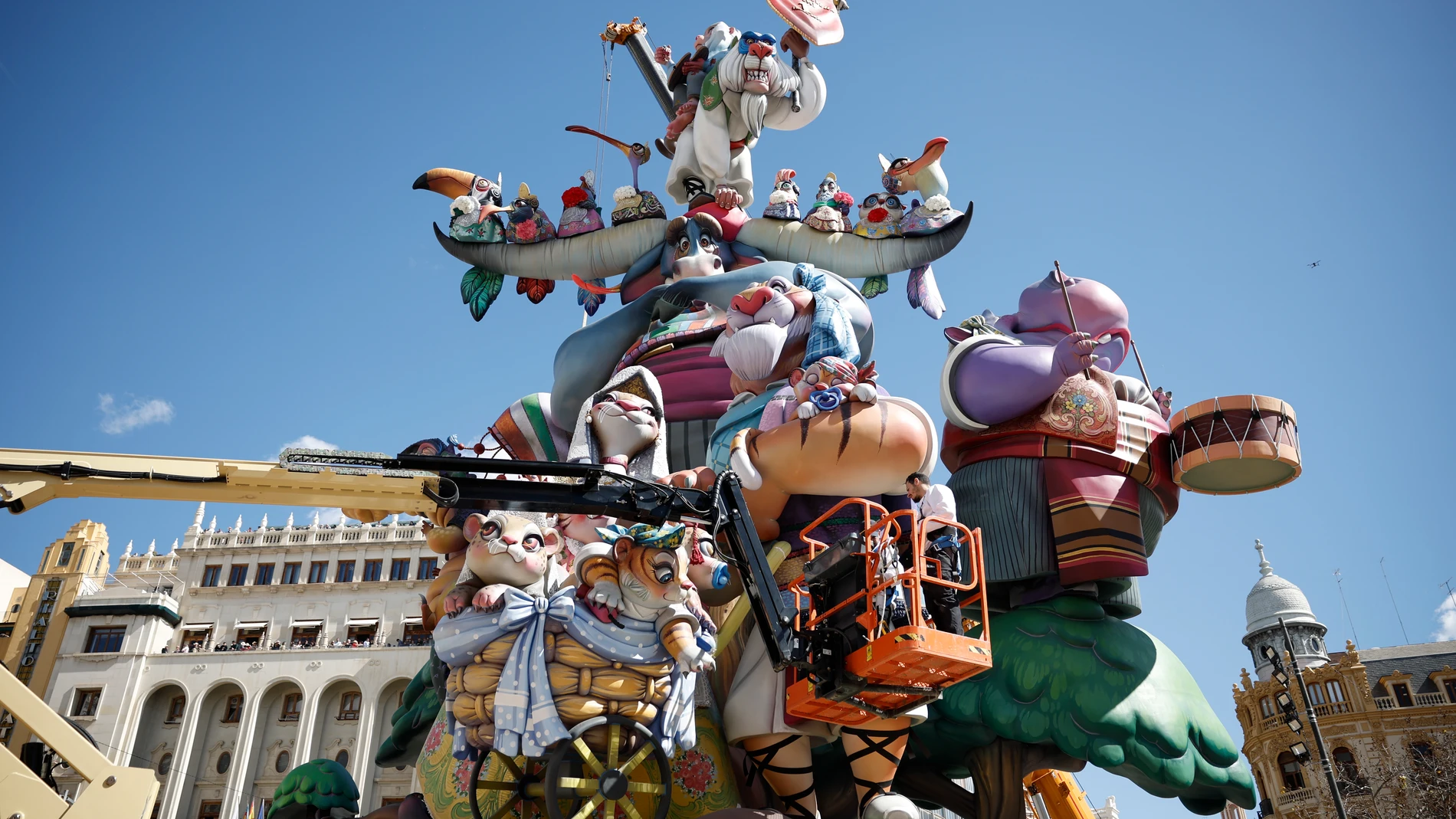 VALENCIA, 12/03/2025.- Montaje de la falla Municipal este miércoles en Valencia. EFE/ Biel Aliño