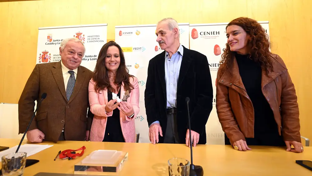 Los investigadores presentan la pieza junto al consejero de Cultura de Castilla y León, Gonzalo Santonja
