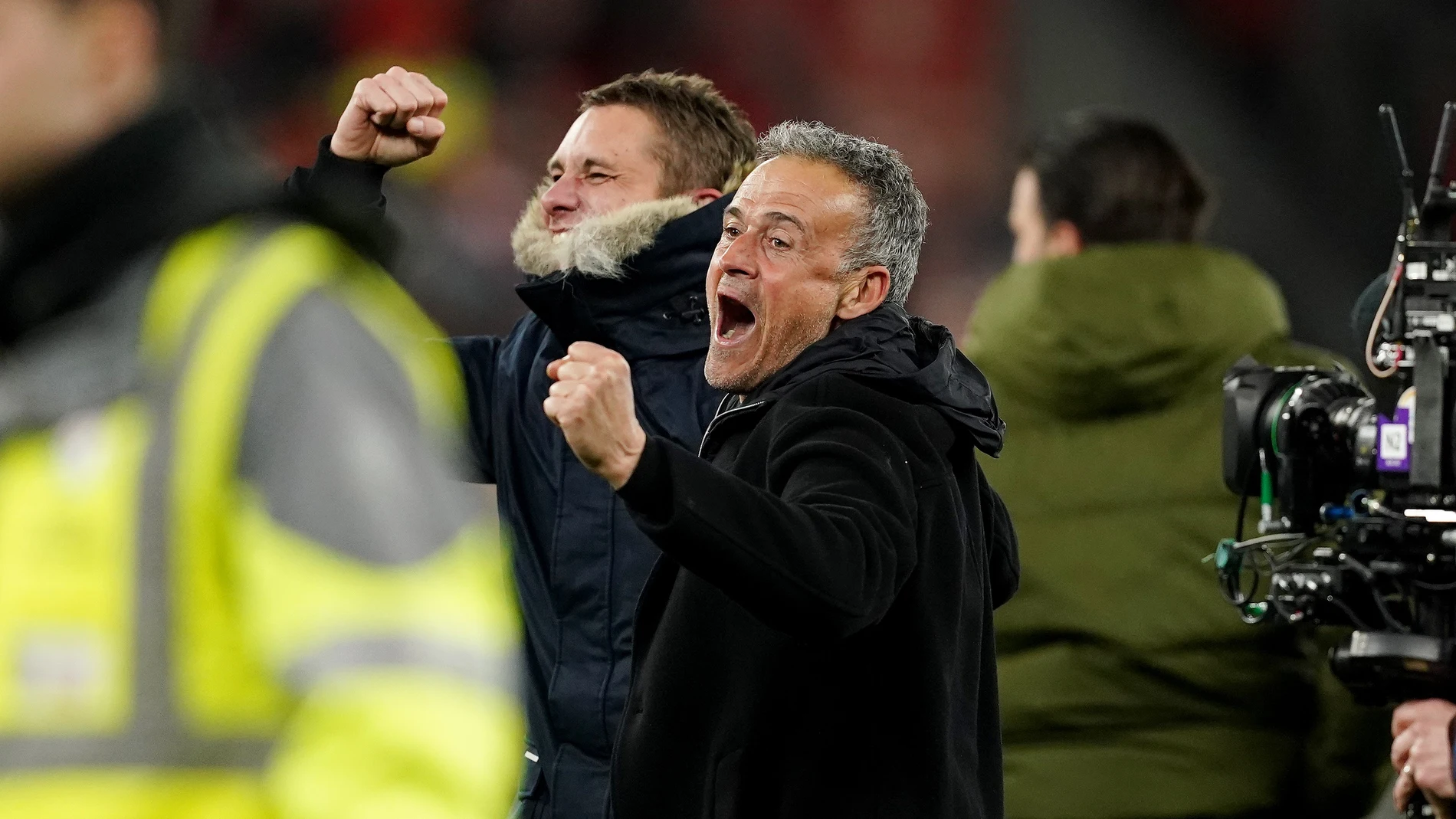 11 March 2025, North Rhine-Westphalia, Leverkusen: Paris Saint-Germain head coach Luis Enrique celebrates winning the penalty shoot-out after the UEFA Champions League round of 16 second leg soccer match between Bayer Leverkusen and Bayern Munich at the BayArena. Photo: Martin Rickett/PA Wire/dpa 11/03/2025 ONLY FOR USE IN SPAIN