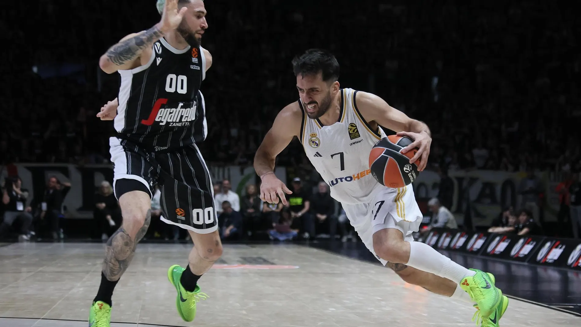 Campazzo intenta sortear la defensa de Cordinier