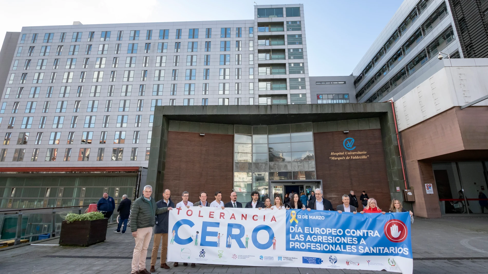 Pascual se suma al Foro Sanitario de Cantabria en la concentración contra las agresiones a los profesionales sanitarios REMITIDA / HANDOUT por GOBIERNO DE CANTABRIA Fotografía remitida a medios de comunicación exclusivamente para ilustrar la noticia a la que hace referencia la imagen, y citando la procedencia de la imagen en la firma 12/03/2025