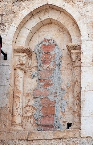 Ventana cerrada del muro norte de la nave