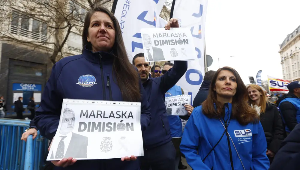 Concentración de sindicatos de policias y guardia civiles en el Congreso para prtestar contra la cesion de com