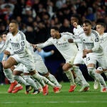 Los jugadores del Real Madrid celebran el pase a cuartos