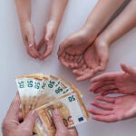 ¿Cuánta paga le debo dar a mi hijo adolescente? Los expertos tienen la cifra exacta