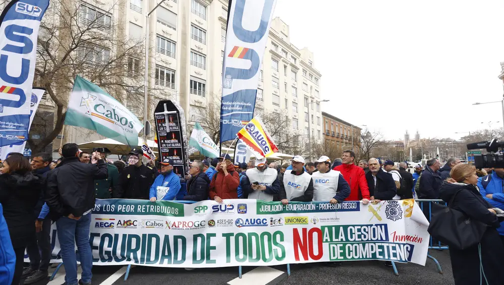 Concentración de sindicatos de policias y guardia civiles en el Congreso para prtestar contra la cesion de com