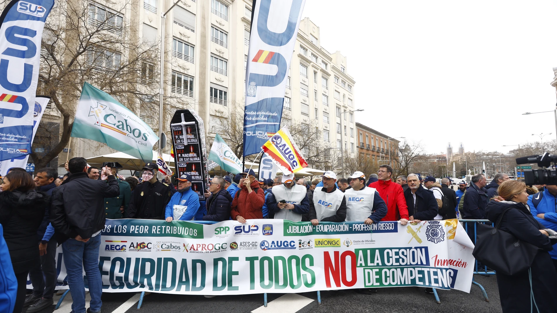 Concentración de sindicatos de policias y guardia civiles en el Congreso para prtestar contra la cesion de competencias a Cataluña en materia de Inmigración.