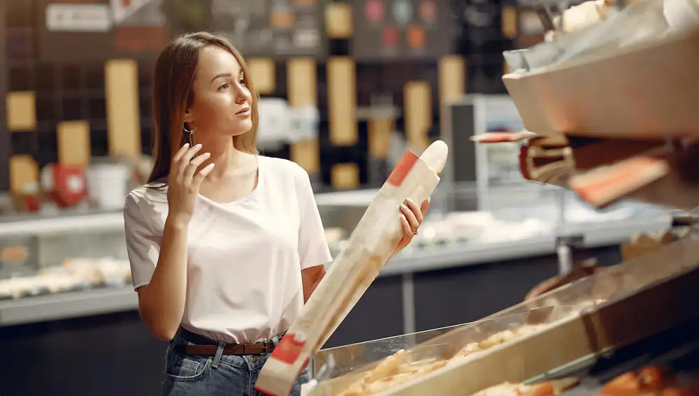 Persona comprando el pan