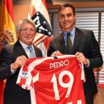 Pedro Sánchez junto a Enrique Cerezo, presidente del Atlético de Madrid