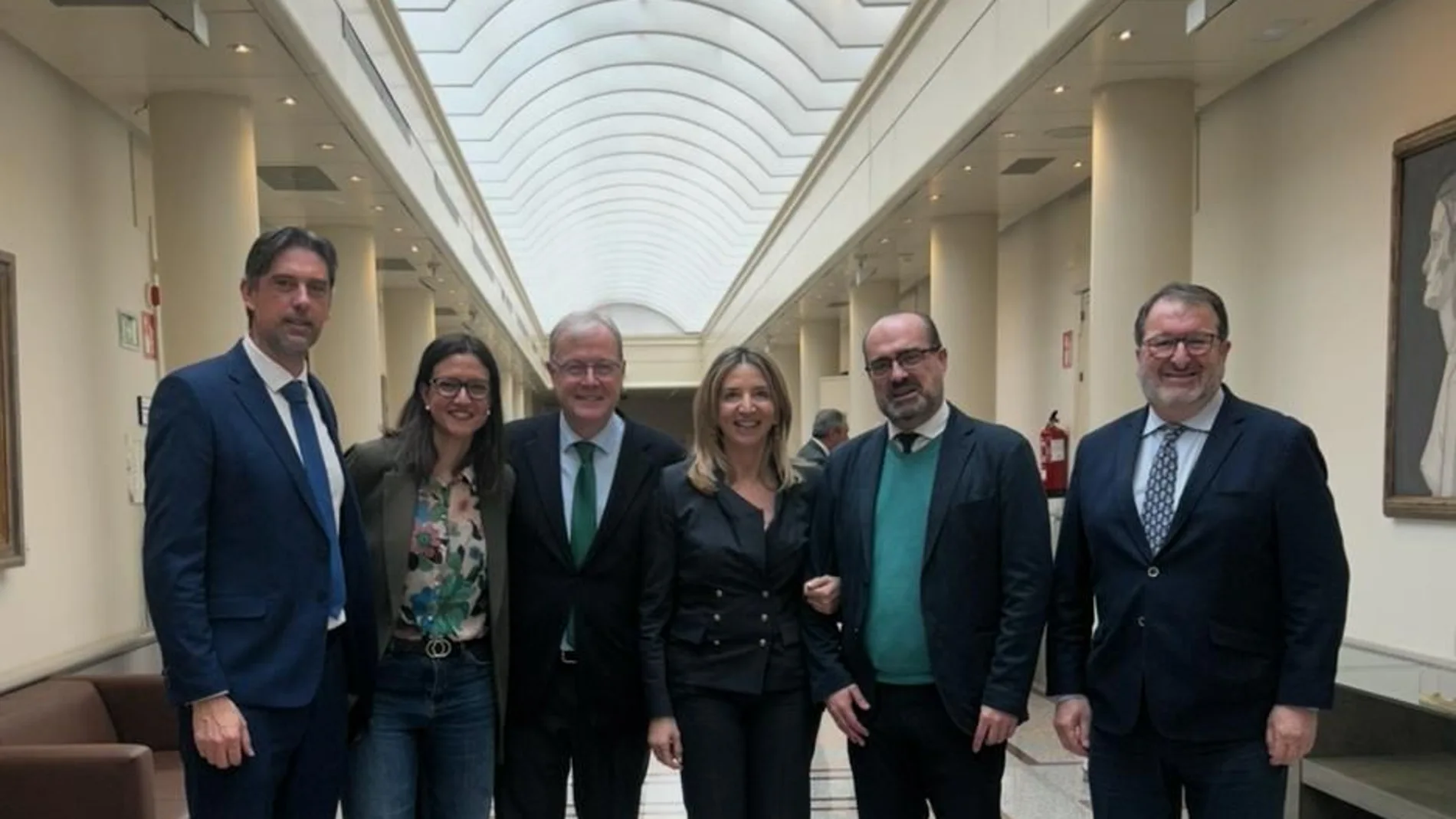 Morala junto a Alicia garcía, Antonio Silván o Javier García vega, entre otros, en el Senado