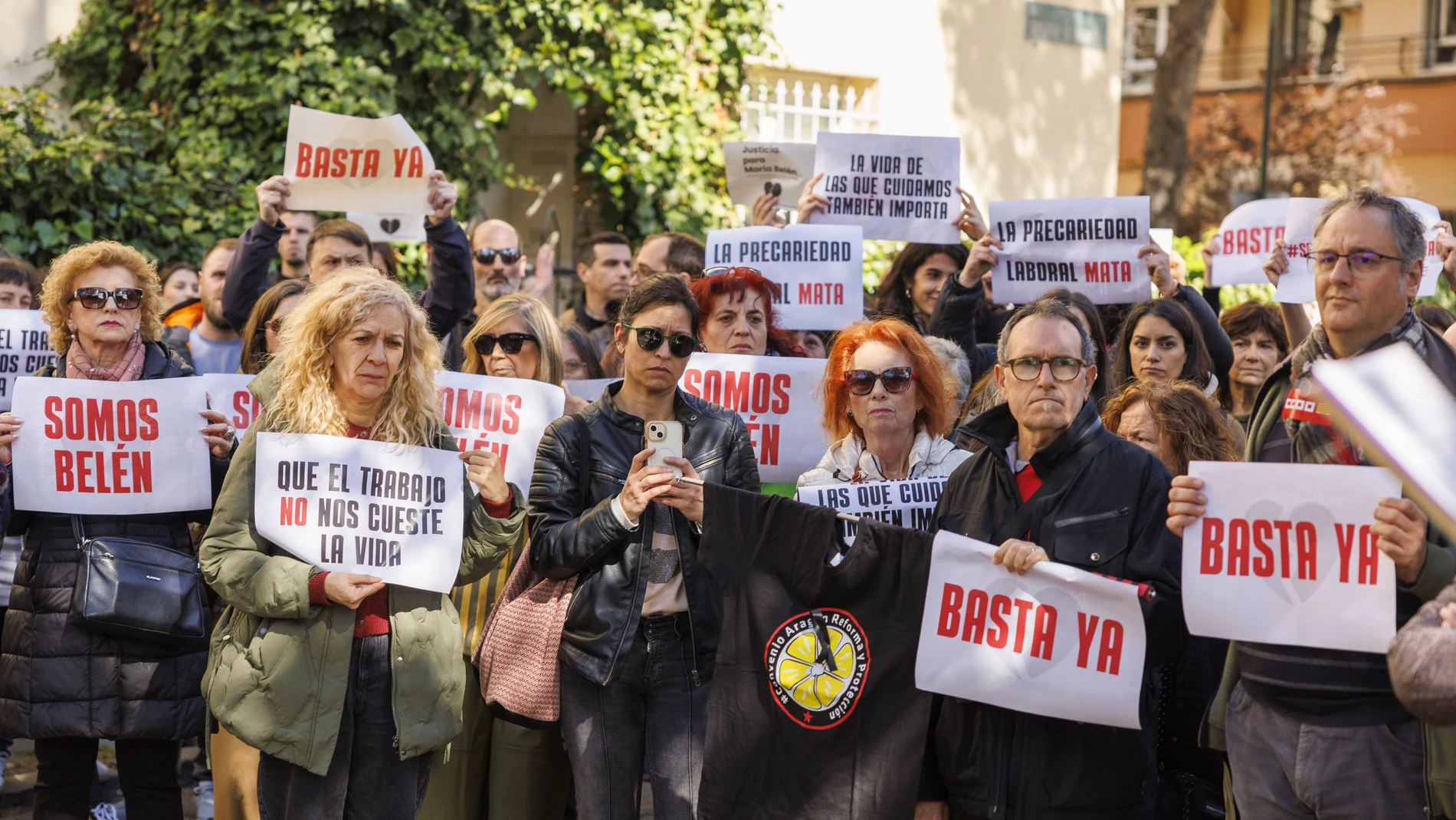 Zaragoza (Aragón), 12/03/2025.- Un centenar de educadores y educadoras se han concentrado a las puertas de la subdirección de Protección a la Infancia y Tutela en Zaragoza para expresar su condena por el asesinato este lunes en Badajoz de la profesional María Belén C.F. y para exigir más medios públicos para desarrollar su trabajo con seguridad. EFE/Javier Cebollada