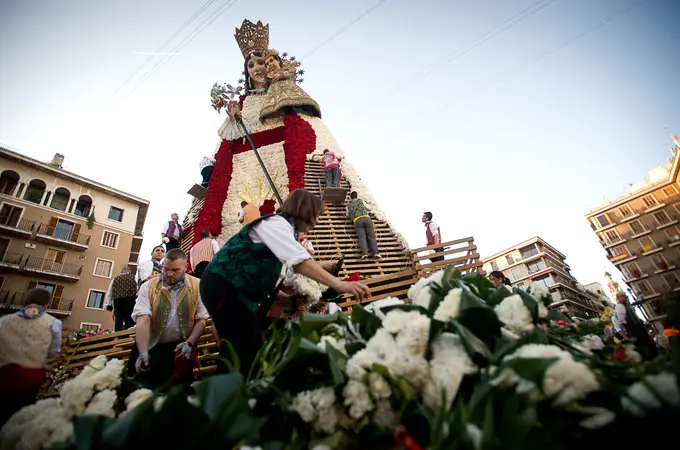 Las flores del manto de la Mare de Deu, mitad de cercanía mitad de lejanía Las flores del manto de la Mare de Deu, mitad de cercanía mitad de lejanía