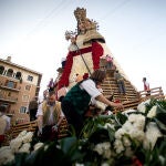 Los claveles son idóneos para hacer el manto de la Virgen 