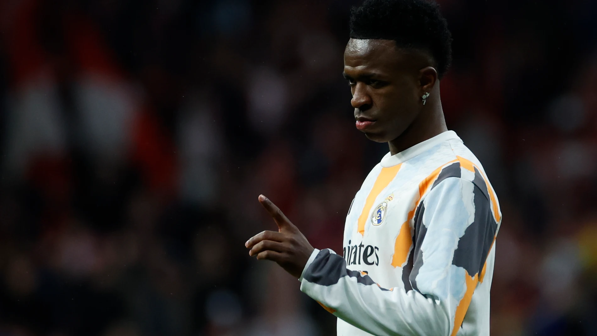 MADRID, 12703/2025.- El delantero del Real Madrid Vinicius Junior, durante el calentamiento previo al partido de vuelta de los octavos de final de la Liga de Campeones que Atlético de Madrid y Real Madrid disputan este miércoles en el estadio Metropolitano. EFE/Juanjo Martín