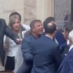 Monumental bronca en el parlamento argentino con empujones, golpes, gritos e insultos entre los diputados