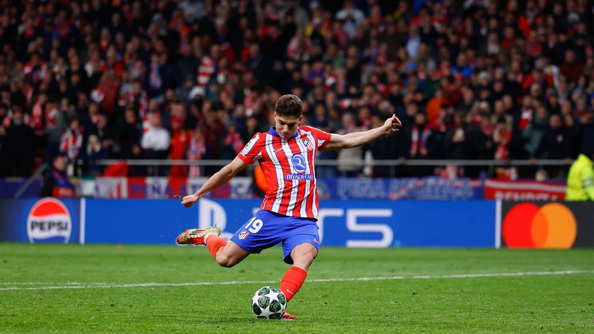 Julian Alvarez of Atletico de Madrid misses a penalty during the UEFA Champions League 2024/25 League Round of 16 Second Leg match between Atletico de Madrid and Real Madrid CF, at Riyadh Air Metropolitano stadium on March 12, 2025, in Madrid, Spain. AFP7 12/03/2025 ONLY FOR USE IN SPAIN