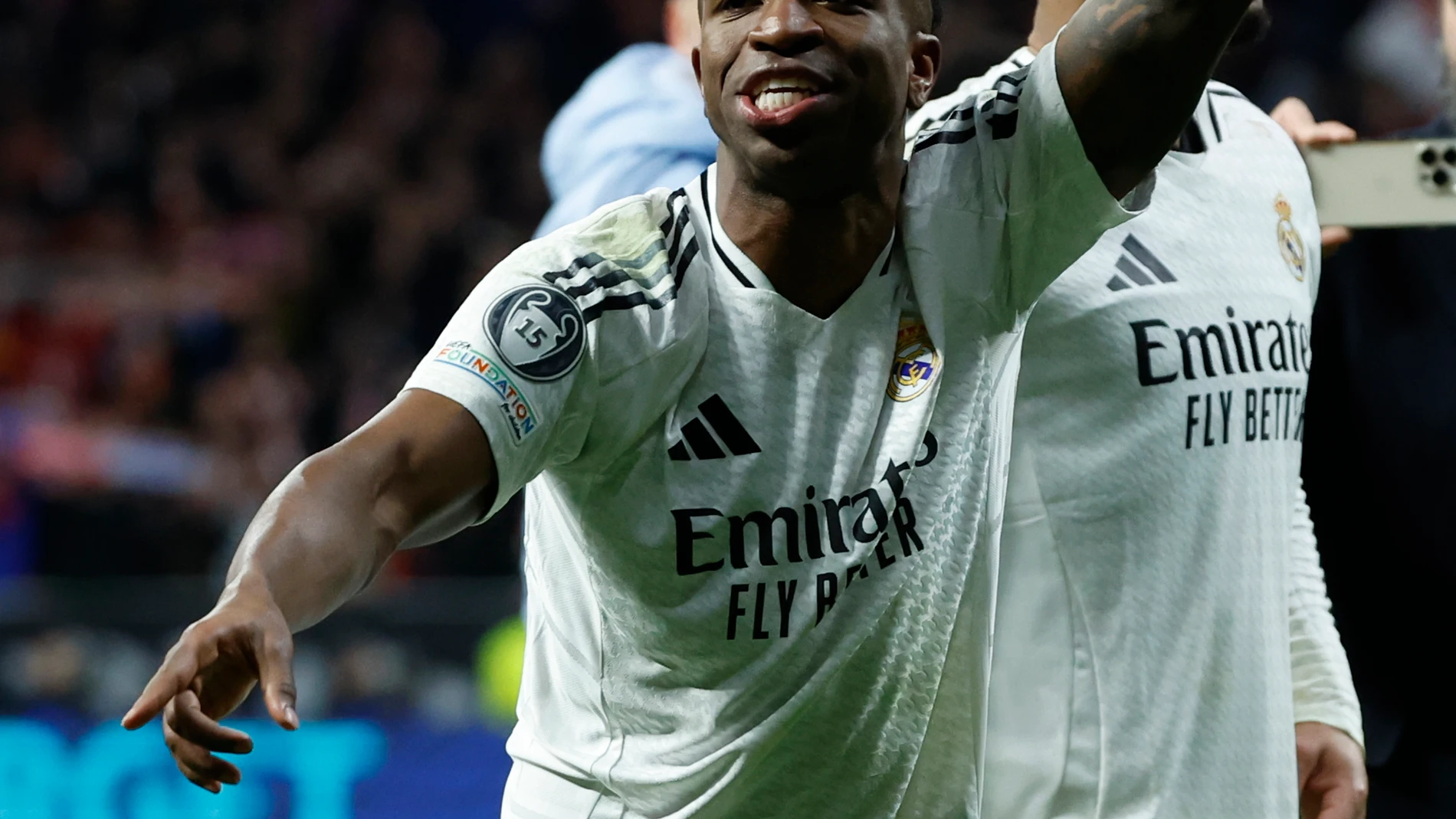 MADRID, 12703/2025.- El delantero brasileño del Real Madrid, Vinicius Junior, celebra su pase a cuartos tras derrotar en la tanda de penaltis al Atlético de Madrid en el encuentro de vuelta de los octavos de final de la Liga de Campeones que han disputado este miércoles en el estadio Metropolitano. EFE/Juanjo Martín