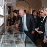 El alcalde Jesús Julio Carnero inaugura la exposición ‘100 años de Semana Santa en Valladolid’