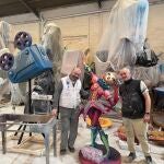 Los artistas falleros Paco Cuadros y David Zahonero en su taller de Catarroja