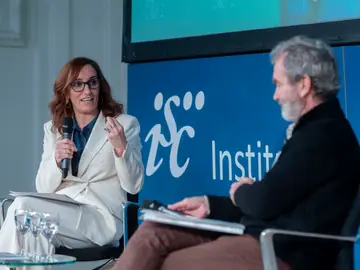 Mónica García mantiene un encuentro con Fernando Simón en el quinto aniversario de la pandemia La ministra de Sanidad, Mónica García, y el director del Centro de Coordinación de Alertas y Emergencias Sanitarias del Ministerio de Sanidad (CCAES), Fernando Simón, mantienen un diálogo en el evento: "5 años después: memoria, aprendizaje y futuro de la COVID-19’’, en la sede del Instituto Carlos III, a 14 de marzo de 2025, en Madrid (España). La jornada busca reflexionar sobre la pandemia que marcó un hito en la historia, evaluando sus lecciones y el impacto en el presente y futuro de la sa...