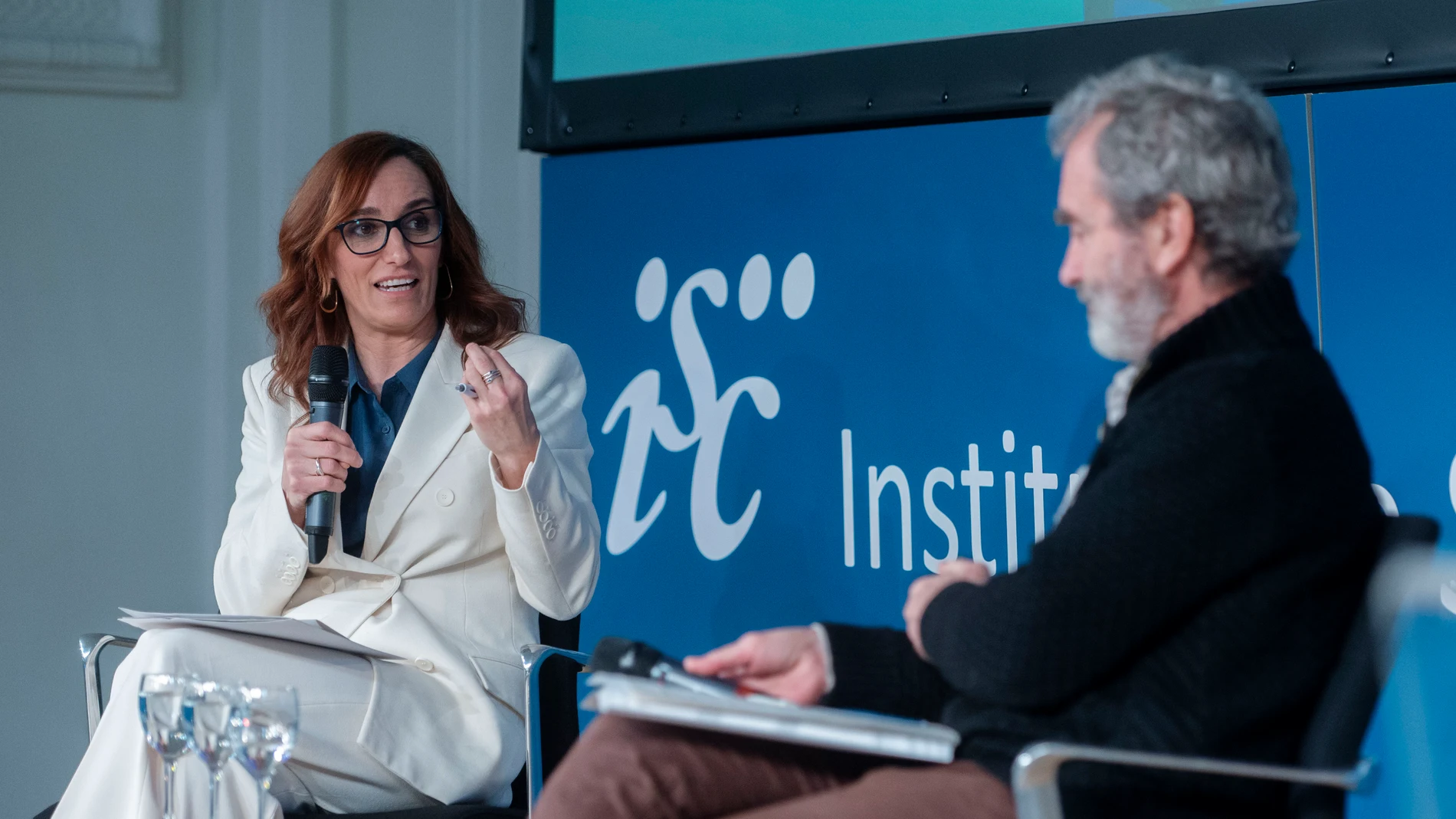 La ministra de Sanidad, Mónica García, y el director del Centro de Coordinación de Alertas y Emergencias Sanitarias del Ministerio de Sanidad (CCAES), Fernando Simón, mantienen un diálogo en el evento: "5 años después: memoria, aprendizaje y futuro de la COVID-19’’, en la sede del Instituto Carlos III, a 14 de marzo de 2025, en Madrid (España). La jornada busca reflexionar sobre la pandemia que marcó un hito en la historia, evaluando sus lecciones y el impacto en el presente y futuro de la sa...