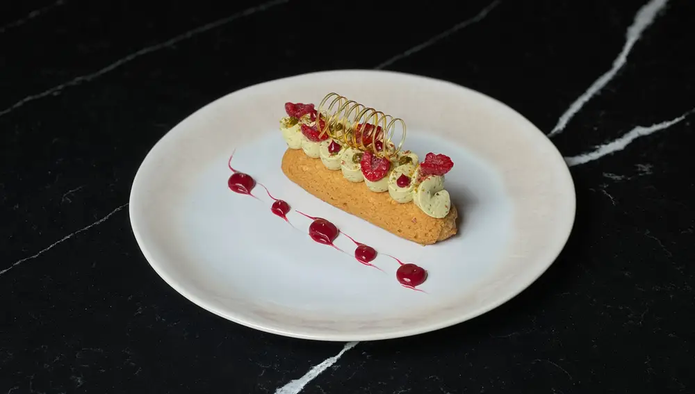 Éclair de pistacho y frambuesa
