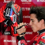 Marc Márquez se pone el casco en el primer día de entrenamientos del GP de Argentina