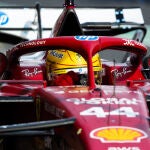 Lewis Hamilton, con el dorsal 44 en su Ferrari