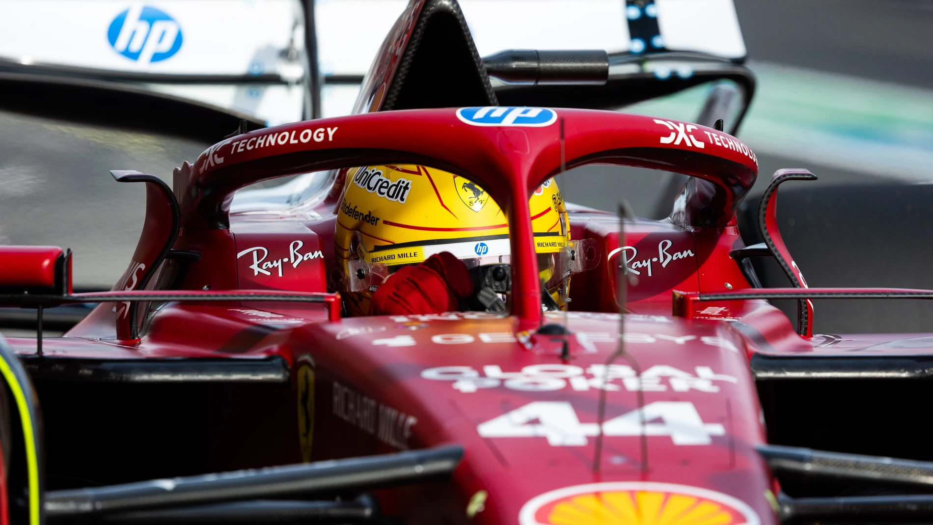 Lewis Hamilton, con el dorsal 44 en su Ferrari