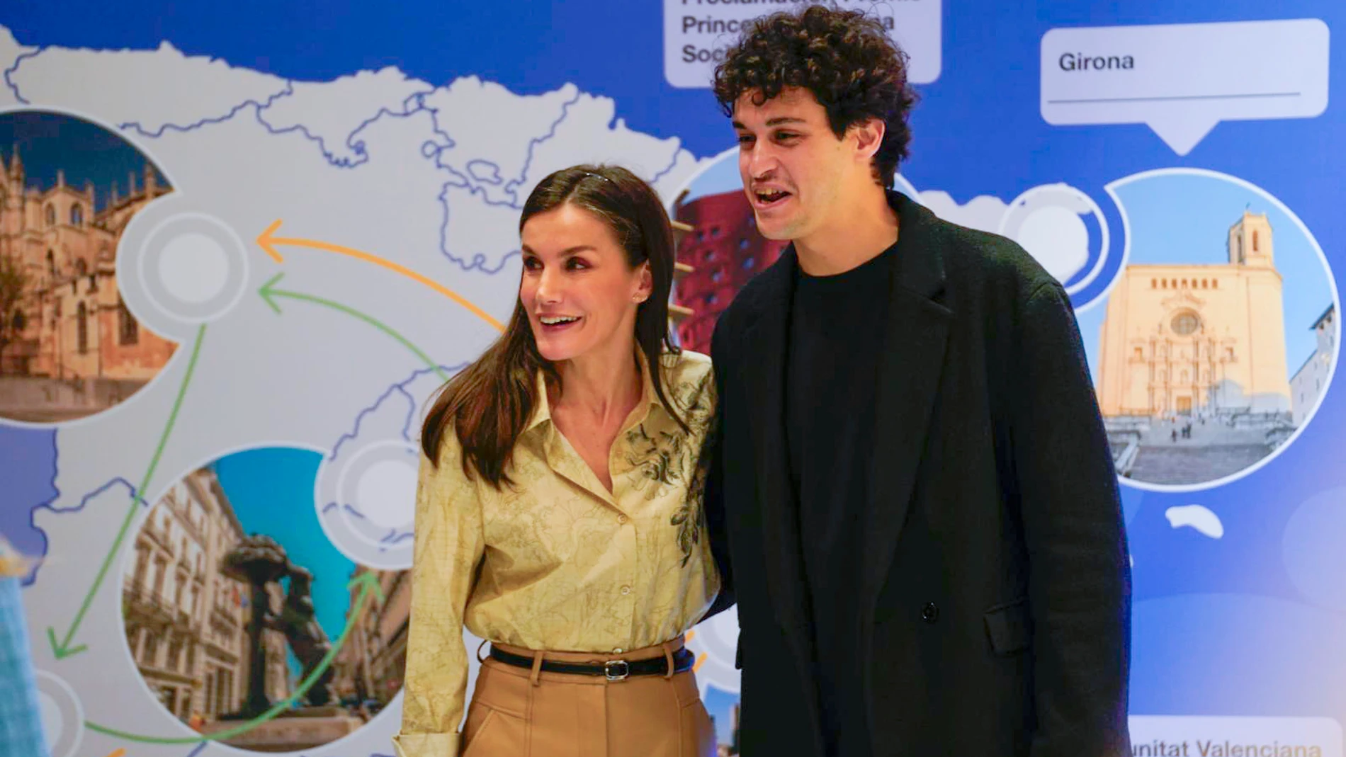La reina Letizia junto al arquitecto gallego Manuel Bouzas, Premio Princesa de Girona de Artes 2025. A 14 de marzo de 2025, en Almería (Andalucía, España). El arquitecto gallego Manuel Bouzas ha sido distinguido este viernes con el Premio Princesa de Girona de Artes 2025 en un acto celebrado en el Auditorio Municipal Maestro Padilla de Almería, dentro del Tour del Talento. En presencia de la reina Letizia y de destacadas personalidades del mundo de la política y cultura, Bouzas ha reivindicad...