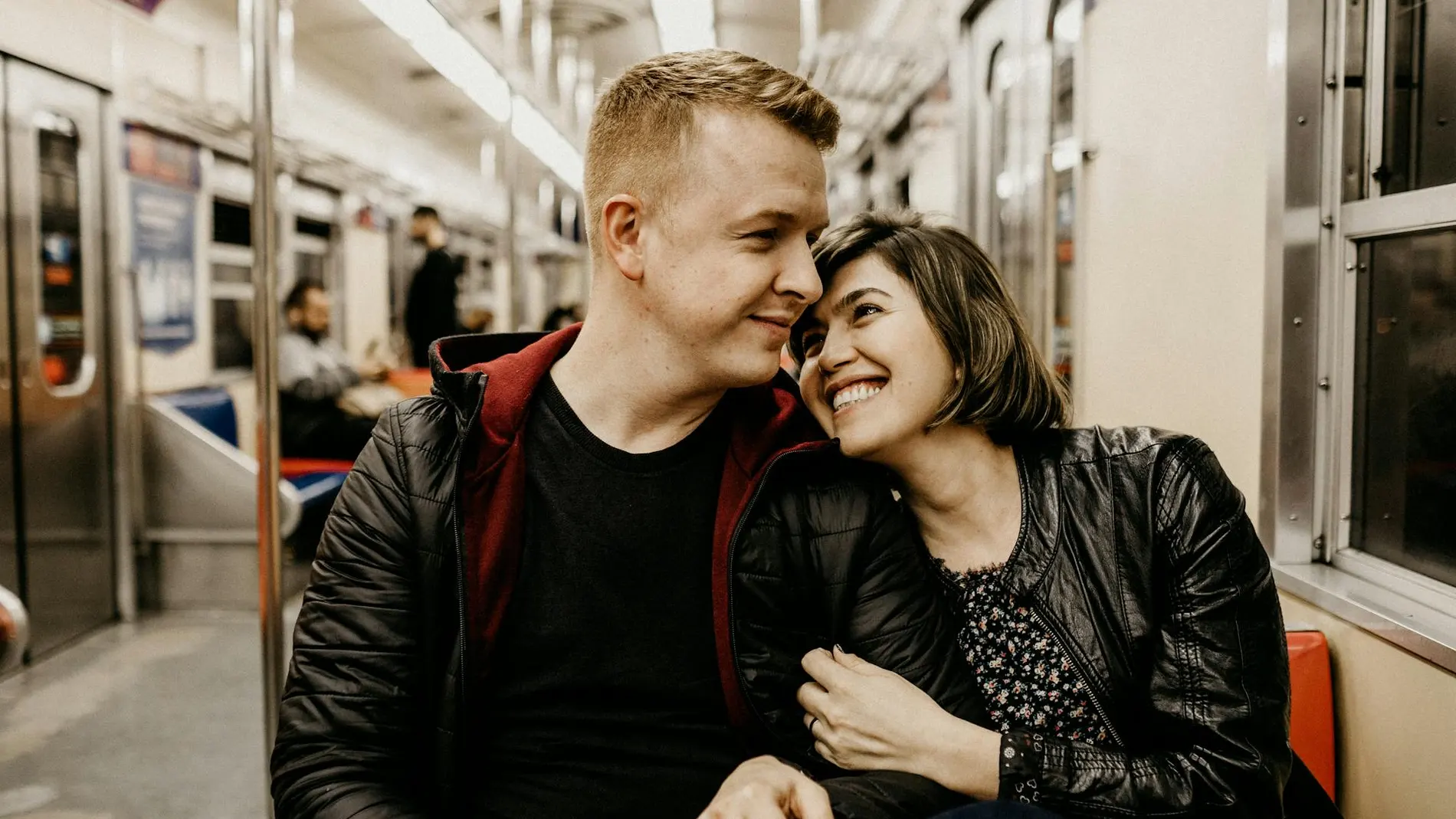 Pareja joven en el metro
