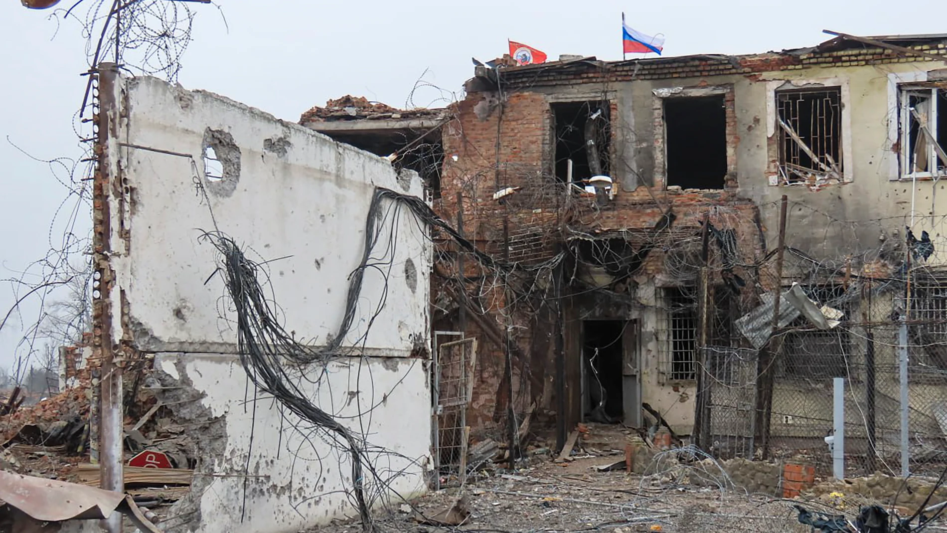 Undisclosed (Russian Federation), 14/03/2025.- A handout photo made available by the Russian Defence Ministry's press-service shows a Russian flag (rear) waving from atop a damaged building in the Kursk region, Russia, 14 March 2025. The Russian Defense Ministry claimed that in the past week Russian forces recaptured 28 settlements in the Kursk region and captured the Ukrainian village of Novenkoye in Ukraine's Sumy region. (Rusia, Ucrania) EFE/EPA/RUSSIAN DEFENCE MINISTRY PRESS SERVICE HANDO...