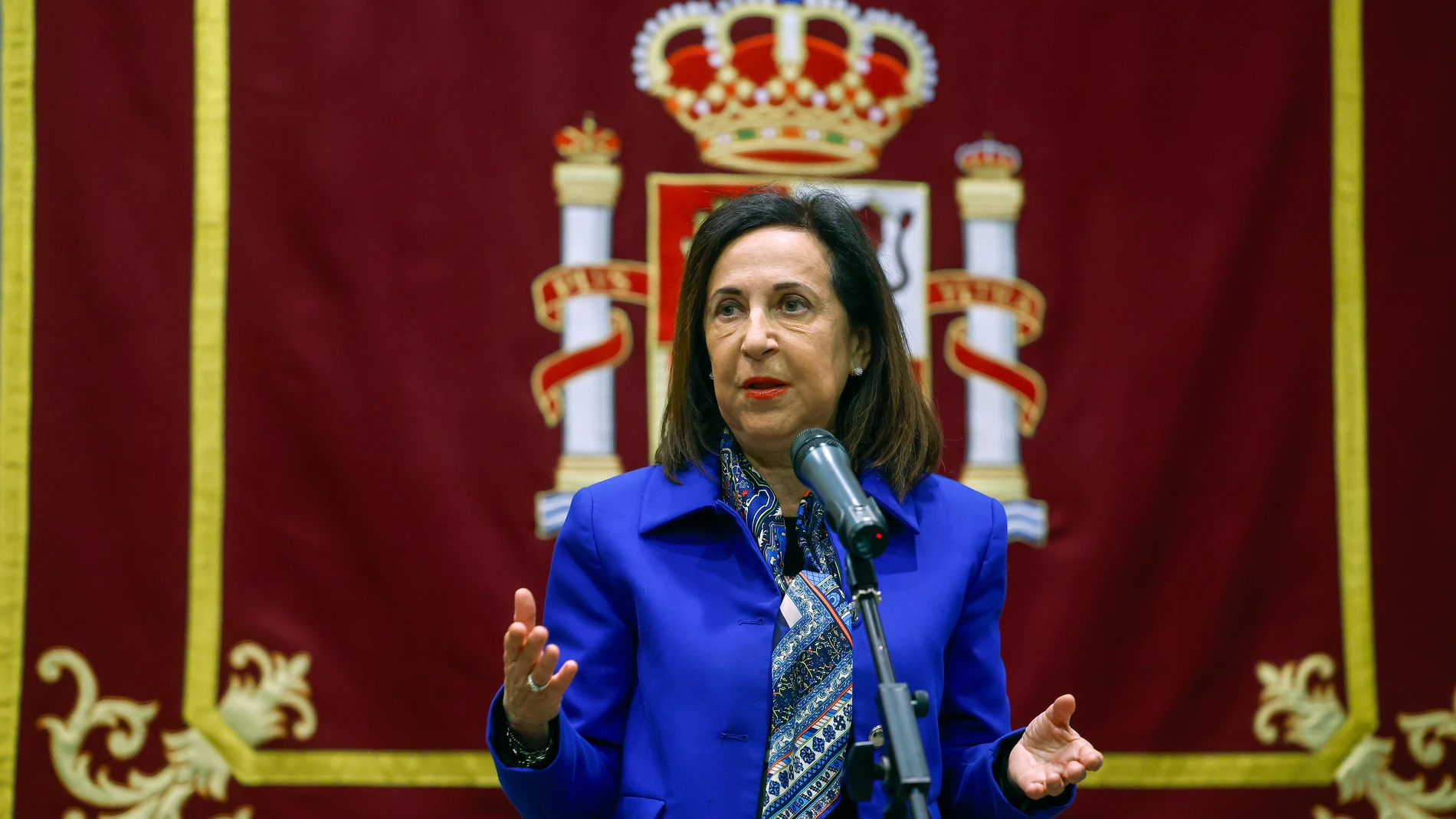 MADRID, 14/03/2025.- La ministra de Defensa, Margarita Robles, durante la rueda de prensa que ha ofrecido tras reunirse con su homólogo de Ucrania, Rustem Umérov, para la firma de un acuerdo con el fin de que las Fuerzas Armadas españolas continúen prestando apoyo en la formación y adiestramiento de militares ucranianos, este viernes en el Ministerio de Defensa. EFE/Juan Carlos Hidalgo