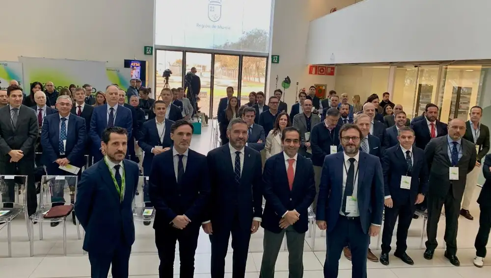 Reunión del Business Hub con el consejero de Fomento e Infraestructuras, Jorge García Montoro, y el presidente de la Croem, Miguel López Abad
