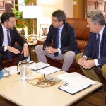 El alcalde de Elche, Pablo Ruz, y el presidente de la Generalitat Valenciana, Calos Mazón, hoy en el Ayuntamiento de Elche (Alicante)