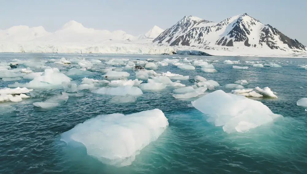 El Ártico, en el lado opuesto a la Antártida, es una de las zonas más impresionantes y misteriosas del mundo gracias a abarcar una buena capa de hielo de la Tierra