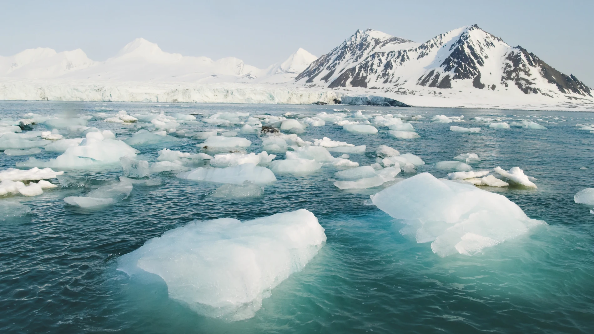 El Ártico, en el lado opuesto a la Antártida, es una de las zonas más impresionantes y misteriosas del mundo gracias a abarcar una buena capa de hielo de la Tierra