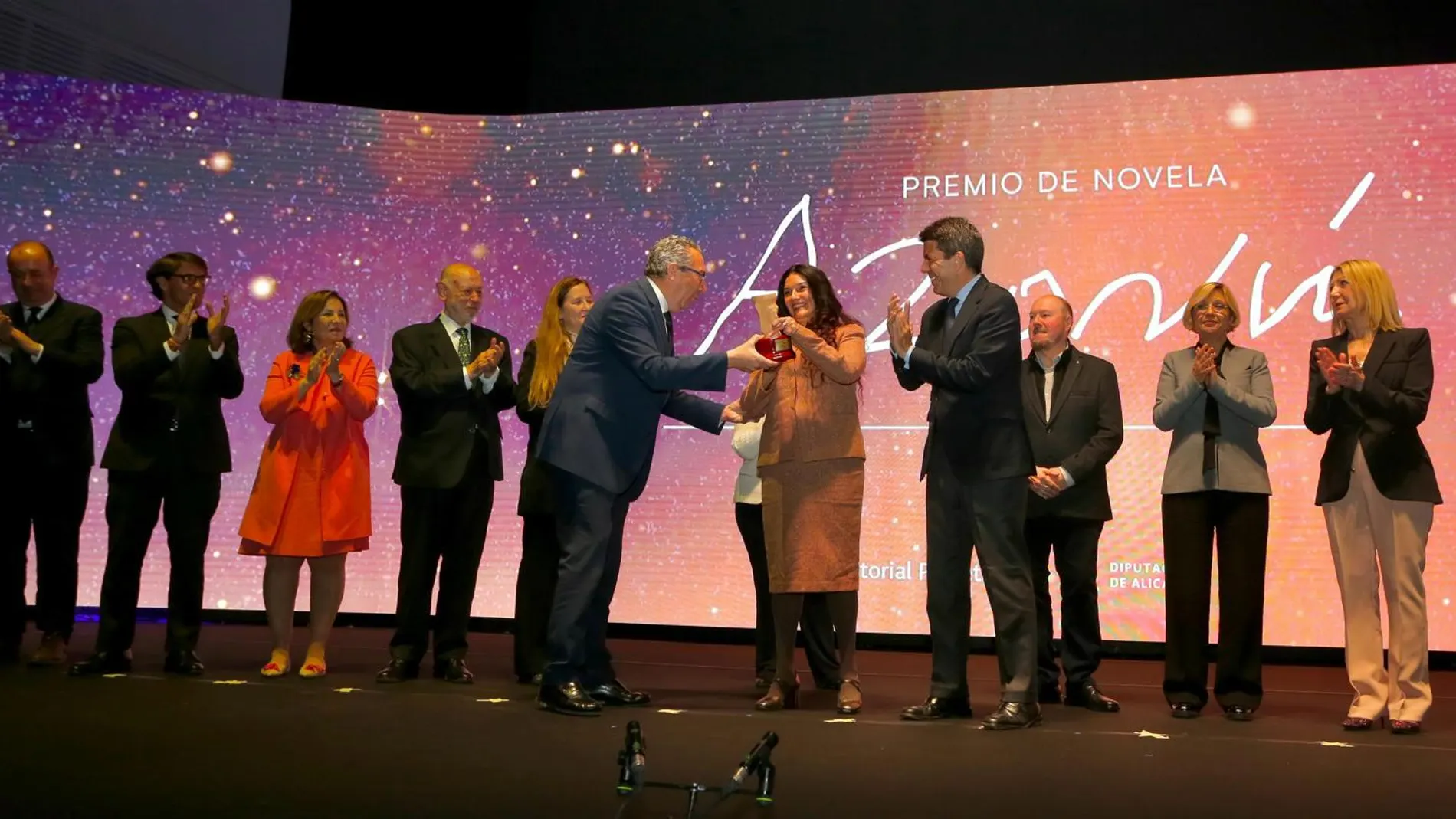 Rosario Raro gana el Premio Azorín de Novela con “La novia de la paz”