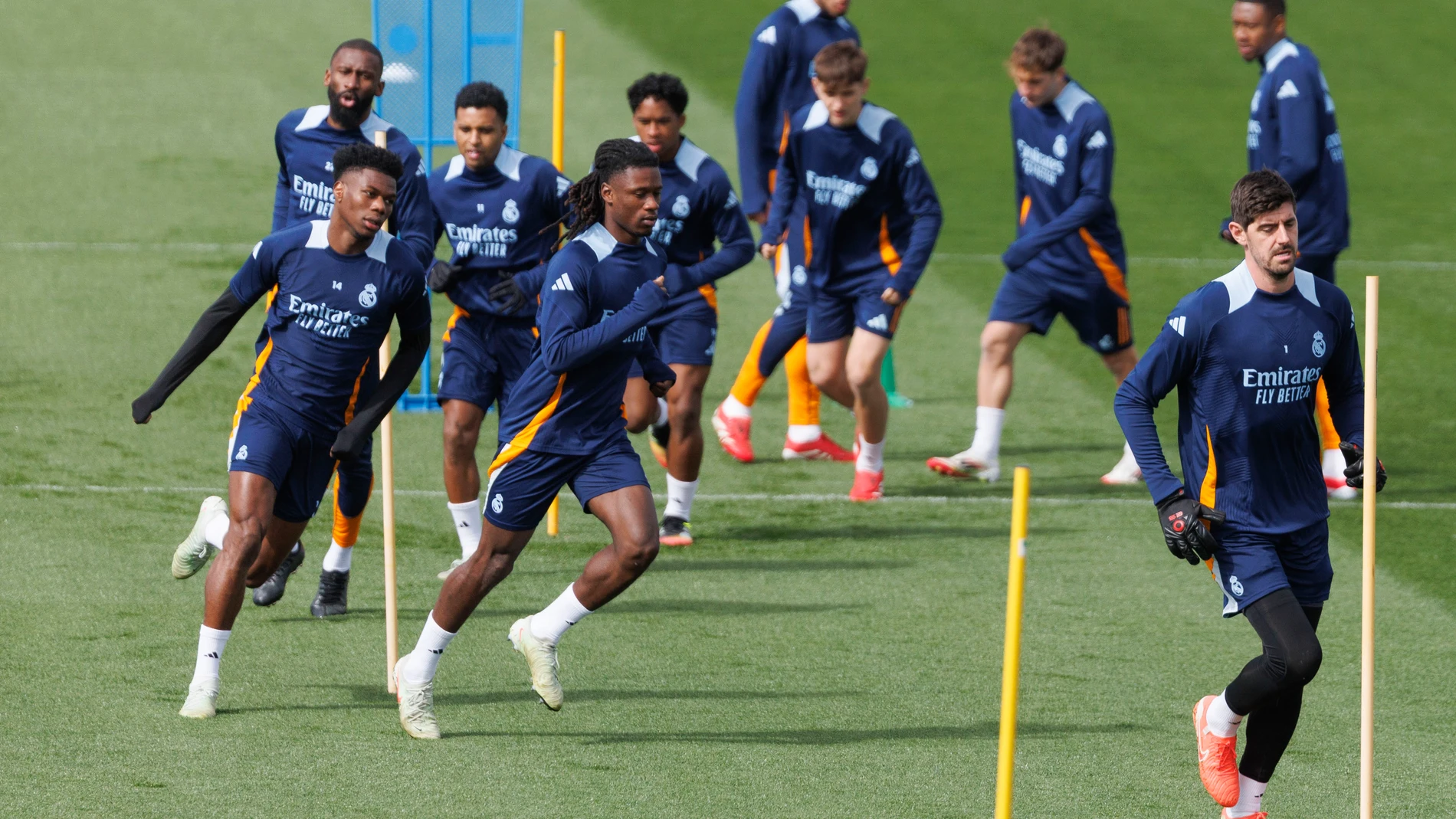 MADRID, 14/03/2025.- (De izq a der, delante) Los futbolistas del Real Madrid Aurelien Touchameni, Eduardo Camavinga y Thibau Courtois participan en un entrenamiento del equipo celebrado este viernes en Valdebebas previo al partido de LaLiga contra el Villarreal. EFE/ Sergio Pérez
