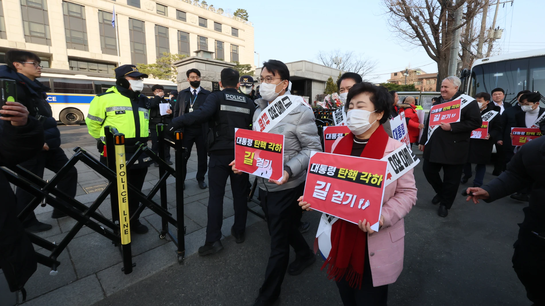 Seoul (Korea, Republic Of), 14/03/2025.- Christian lawmakers of the ruling People Power Party, including Yoon Sang-hyun (L, front), walk past the Constitutional Court in Seoul, South Korea, 14 March 2025. Protesters are working to appeal for the court to dismiss an opposition-led motion to impeach South Korean President Yoon Suk Yeol due to his brief imposition of martial law in December. (Protestas, Corea del Sur, Seúl) EFE/EPA/YONHAP SOUTH KOREA OUT