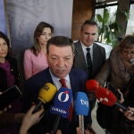 El consejero de la Presidencia, Luis Miguel González Gago, atiende a la prensa antes del desayuno-coloquio sobre cooperación al desarrollo organizado por LA RAZÓN en Segovia
